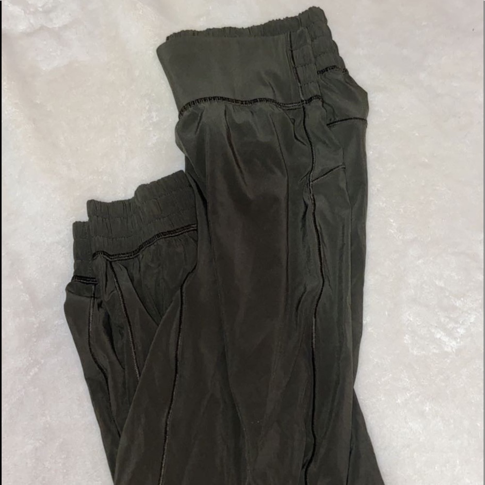 Lululemon green joggers size 4